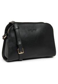 Borsa a tracolla in pelle nera con forma arrotondata, hardware dorato, tracolla regolabile e finitura testurizzata. Presenta una chiusura con zip e logo impresso.