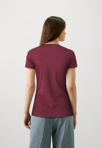 Guess TRIANGLE  - Paprasti marškinėliai - burgundy rose