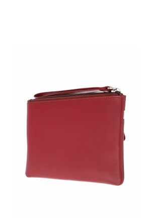 Pochette en cuir rouge avec fermeture éclair et bracelet sur fond blanc.