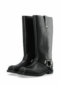Botas de cuero negro hasta la rodilla con un acabado suave, que presentan una correa lateral con hebilla y acentos metálicos, y una puntera redondeada.