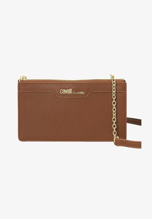 Bracelet en cuir marron Cavalli Class avec fermeture éclair dorée, logo et détail de la sangle chaîne.