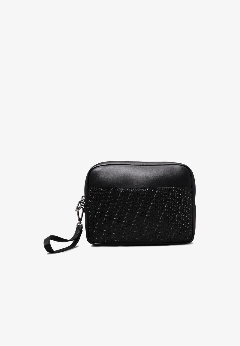 Bolso de cuero negro con un panel frontal texturizado. Cuenta con una cremallera superior, un asa lateral y un diseño minimalista. Acabado suave en general.