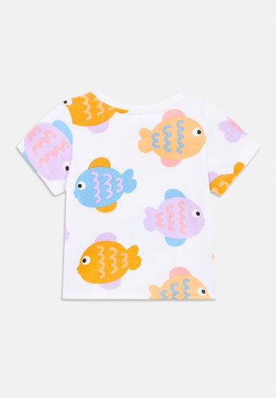 Λευκό κοντομάνικο μπλουζάκι με πολύχρωμα ψαράκια σε πορτοκαλί, μπλε και μωβ, με στρογγυλή λαιμόκοψη και απαλή βαμβακερή ύφανση.