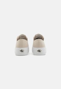 Calvin Klein Jeans FLATFORM ESSENTIAL MONO - Sneaker low - eggshell/bright white