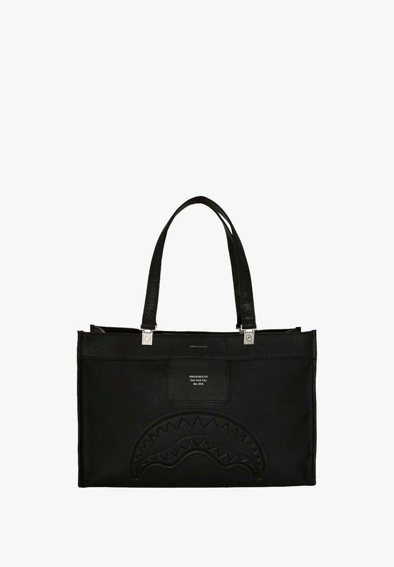 Bolso tote de piel negra con patrón de olas en relieve, herrajes plateados y asas gemelas. Cuenta con un bolsillo frontal con detalle de marca.