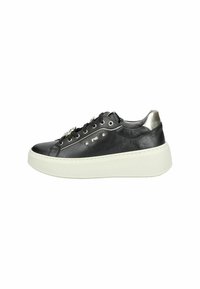 Baskets en cuir noir avec semelle plate-forme blanche, accent argenté au niveau du talon, détails cloutés et lacets noirs. Présente un design à bout arrondi.
