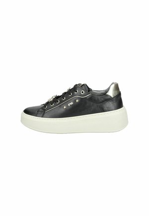 Baskets en cuir noir avec semelle plate-forme blanche, accent argenté au niveau du talon, détails cloutés et lacets noirs. Présente un design à bout arrondi.