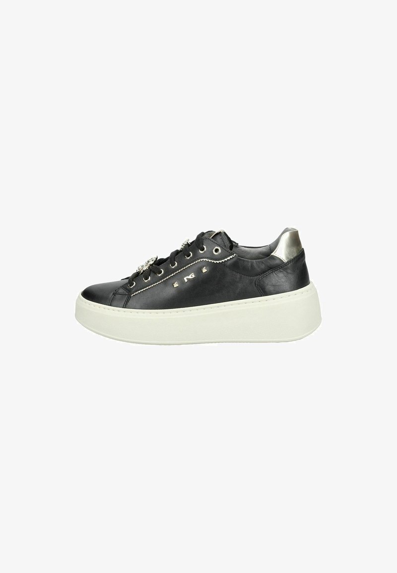 Baskets en cuir noir avec semelle plate-forme blanche, accent argenté au niveau du talon, détails cloutés et lacets noirs. Présente un design à bout arrondi.