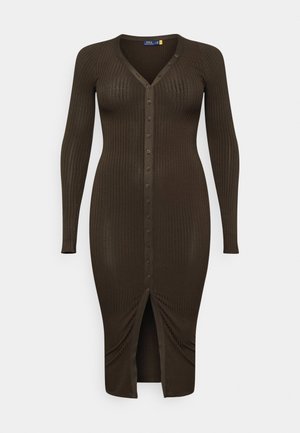 Robe midi marron côtelée avec manches longues, encolure en V, et fermeture à boutons sur le devant. Comprend une fente à l'ourlet pour un détail supplémentaire.
