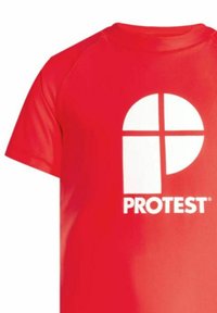 Červené tričko s krátkym rukávom s veľkým bielym logom so štýlizovaným písmenom "P" a slovom "PROTEST" v dolnej časti. Hladká textúra.