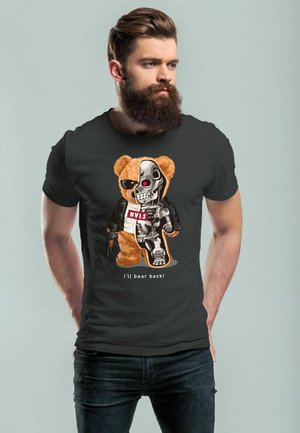 Schwarzes T-Shirt mit einem Grafikdesign eines Teddybären, der mit einer Roboterfigur verschmolzen ist. Es zeigt weiches braunes Fell, lebendige Farben und Text darunter.