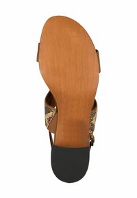 Sandale marron avec une sangle en tissu à motifs, une semelle en bois et un accent en caoutchouc noir. Présente une finition lisse et une boucle ajustable.