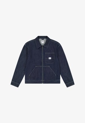 Tmavomodrá džínová bunda so zipsom vpredu, náprsným vreckom s bielou nášivkou s logom Lee a dvoma prednými dolnými vreckami.