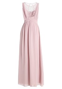 Lungo abito rosa realizzato in tessuto morbido, con corpo plissé, schiena trasparente decorata con perline e gonna fluente.