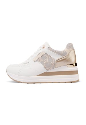 Sneaker bianco con pannelli in rete testurizzati e accenti dorati. Presenta una suola piattaforma e un design con lacci per una vestibilità sicura.