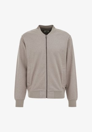 Chaqueta bomber gris claro con cremallera frontal, puños acanalados y bolsillos laterales. Textura suave, diseño minimalista y sin patrones visibles.