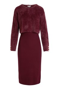 Faux fur cropped sweater i burgunder, med lange ærmer og knapdetaljer. Tætsiddende ribbet burgunder nederdel nedenunder. Glat tekstur hele vejen igennem.