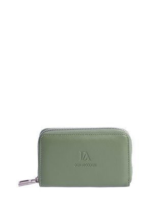 Cartera rectangular verde con cremallera, logotipo de la marca en relieve y tirador metálico sobre fondo blanco.