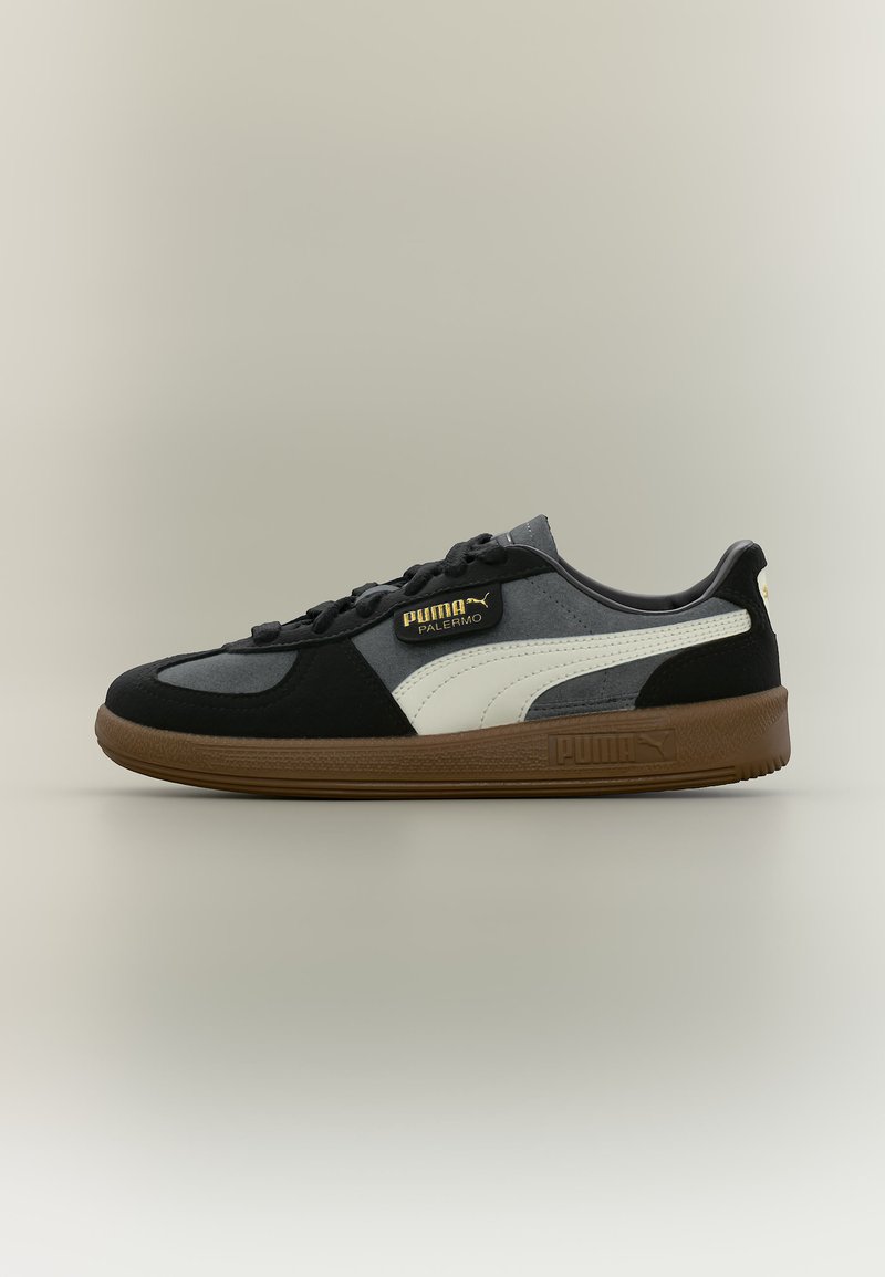 Παπούτσι Puma Palermo τύπου low-top σε μαύρο, γκρι και λευκό με σόλα από καουτσούκ και ετικέτα με σήμα στην πλευρά.