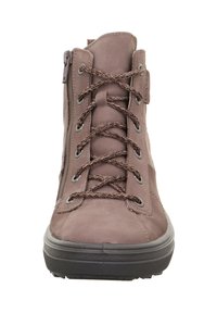 Stivaletti alla caviglia in suede marrone con punta arrotondata, lacci frontali, cerniera laterale e suola in gomma testurizzata. Presentano occhielli in metallo e accenti cuciti.