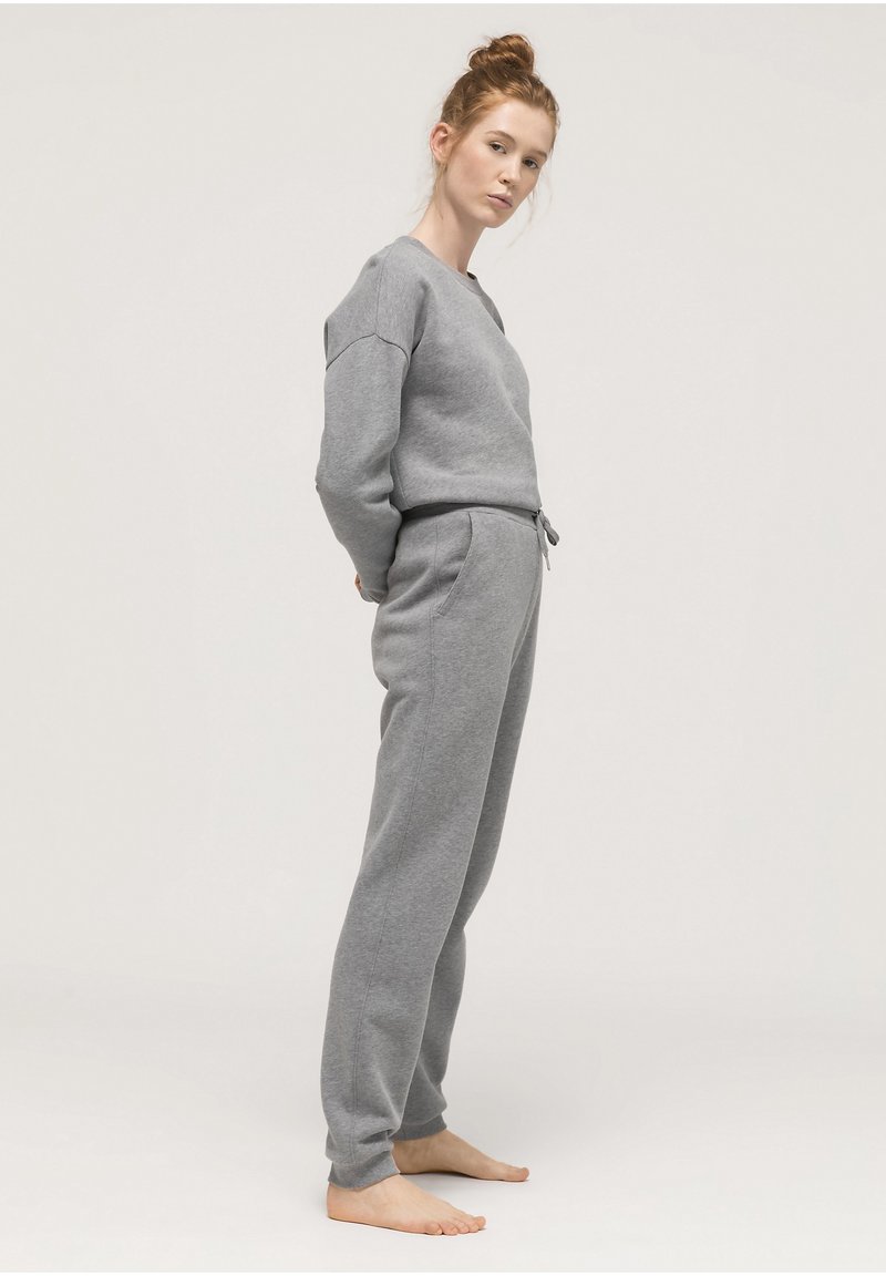 Grijze sweatshirt en sweatpants set, gemaakt van zachte stof, met een relaxed fit, ribbelboorden en een verstelbare tailleband.