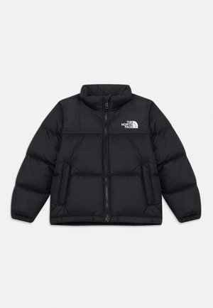 Veste matelassée noire avec col montant, fermeture éclair et logo sur la poitrine. Fabriquée en matériau isolant avec des sections matelassées.