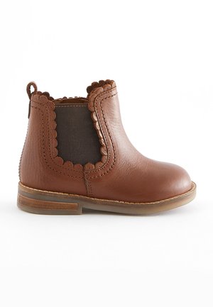 SCALLOP WIDE FIT - Klassikalised poolsaapad - tan brown leather