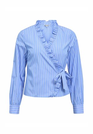 Blusa cruzada azul claro con rayas verticales blancas, escote en V con volantes, mangas largas con puños y cierre lateral con lazo.