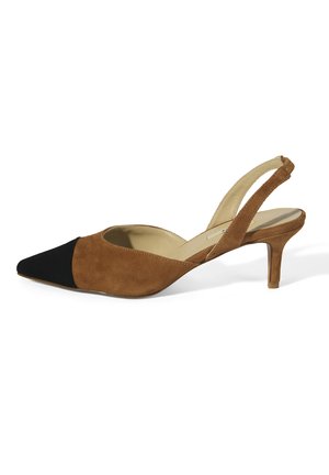 Escarpin slingback en daim marron avec bout pointu noir et intérieur en cuir beige, présenté sur fond blanc.