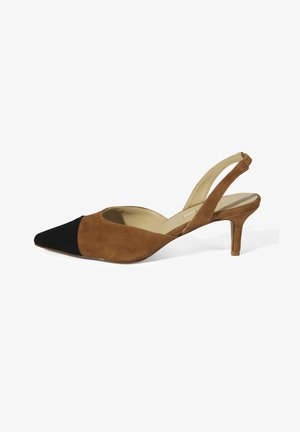 Escarpin slingback en daim marron avec bout pointu noir et intérieur en cuir beige, présenté sur fond blanc.