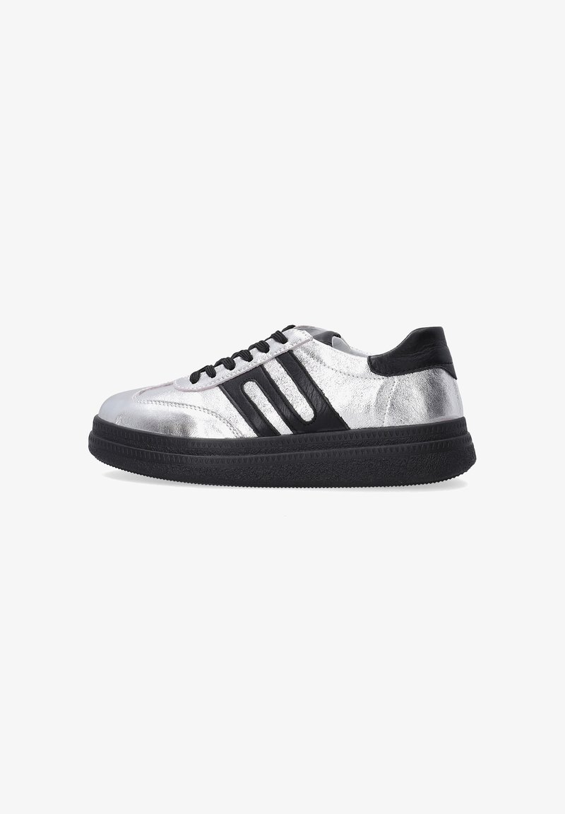 Sølv syntetiske sneakers med sorte accenter, rund tå, flad sort gummisål, med tre sorte striber på siden og sorte snørebånd.