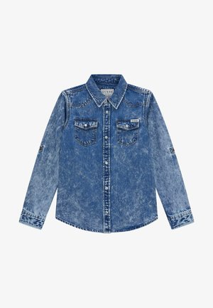 Chemise en denim bleu délavé à l'acide à manches longues, avec fermeture à boutons sur le devant, deux poches poitrine à rabats et col pointu.