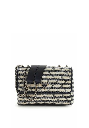 Bolso pequeño rectangular de Guess con patrón geométrico en blanco y negro, ribete de cuero negro y cadena dorada con almohadilla de cuero en el hombro.