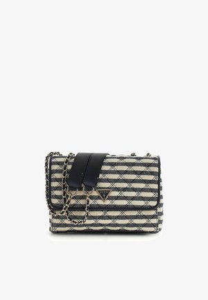 Bolso pequeño rectangular de Guess con patrón geométrico en blanco y negro, ribete de cuero negro y cadena dorada con almohadilla de cuero en el hombro.