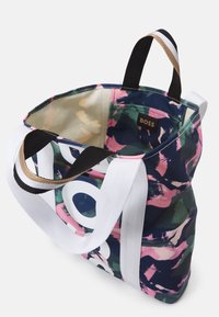 Canvas draagtas met een multicolor abstract patroon in blauw, groen, roze en wit. Voorzien van witte handvatten en een zwart logo label aan de binnenkant.