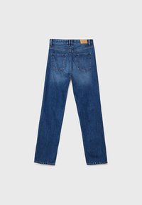 Modré džíny s rovnými nohavicemi z pohledu zezadu, se dvěma zadními kapsami a hnědou koženou nášivkou na pase.