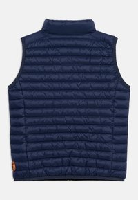 Αμάνικο πούπουλο μπουφάν σε ναυτικό μπλε, με υψηλό γιακά και οριζόντιες ραφές, εμφανίζεται από πίσω σε λευκό φόντο.