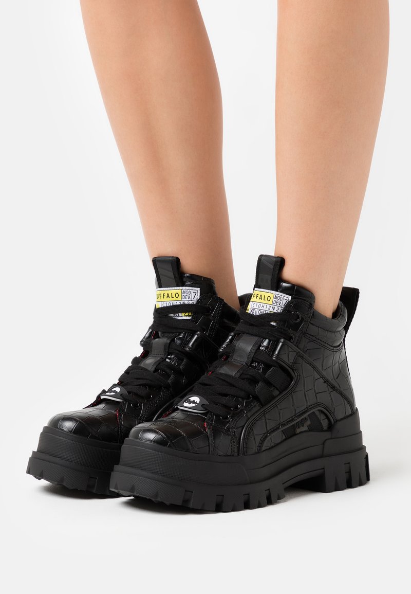 Buffalo ASPHA MID - Botas de tornozelo com plataforma - black