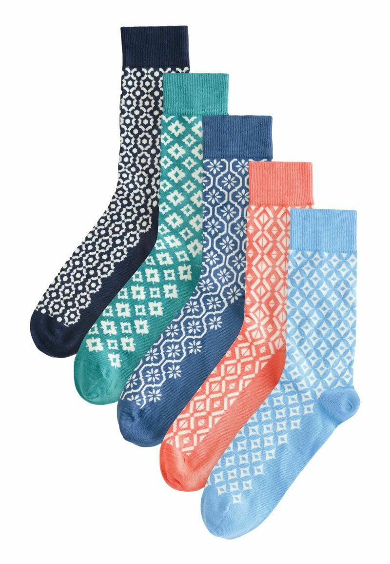 Cinco pares de calcetines estampados. Los colores incluyen azul marino, teal, azul oscuro, coral y azul claro. Cada par presenta diseños geométricos distintos.