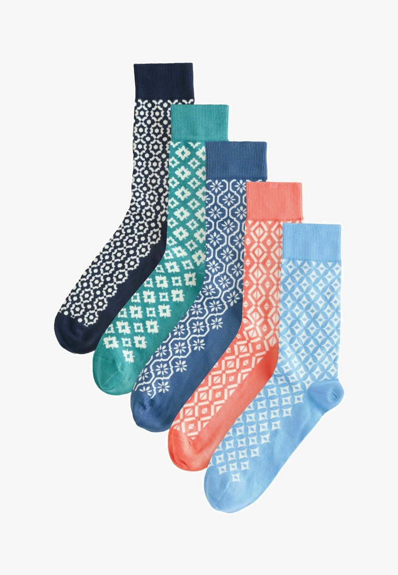 Cinq paires de chaussettes à motifs. Les couleurs incluent le marine, le teal, le bleu sombre, le corail et le bleu clair. Chaque paire présente des motifs géométriques distincts.