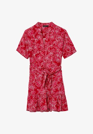 Rotes kurzärmliges Kleid mit weißen Blumenmustern, einem gebundenen Taillenbund und einem fransigen Saum. Hergestellt aus leichtem Stoff.