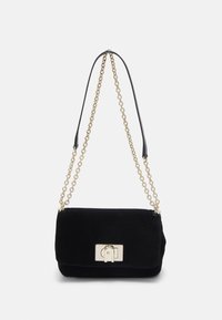 Schwarze Wildleder-Schultertasche mit einer goldfarbenen Kettenriemen und einem rechteckigen Verschluss. Glatte Textur, strukturiertes Design und minimalistisches Ästhetik.