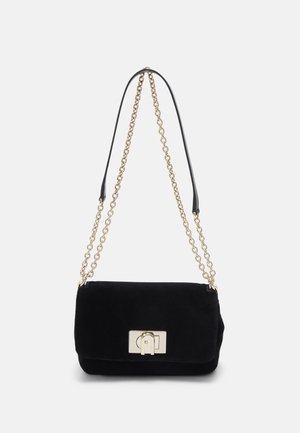 Černá semišová kabelka přes rameno se zlatým řetězovým popruhem a obdélníkovým zapínáním. Hladký povrch, strukturovaný design a minimalistická estetika.