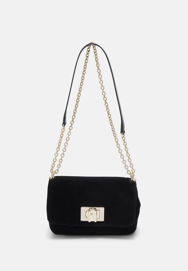 Schwarze Wildleder-Schultertasche mit einer goldfarbenen Kettenriemen und einem rechteckigen Verschluss. Glatte Textur, strukturiertes Design und minimalistisches Ästhetik.