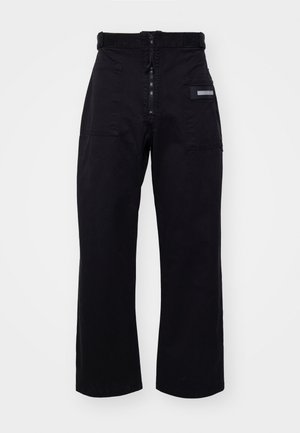 Melni, platīgi kravas bikses ar rāvējslēdzēju un Velcro aizdari, kas aprīkotas ar divām priekšējām kabatām un sānu kabatu ar taisnstūra detaļu.