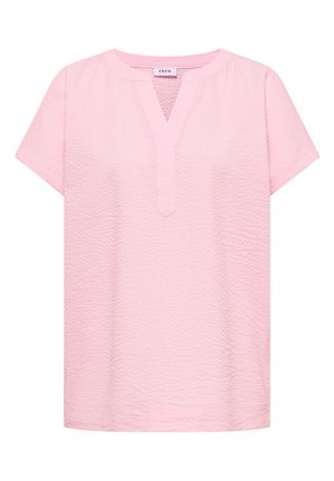 Blouse à manches courtes texturée rose clair avec un col en V et un petit col montant, étiquette indiquant « Cecil » à l'intérieur de l'encolure.