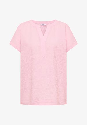 Blouse à manches courtes texturée rose clair avec un col en V et un petit col montant, étiquette indiquant « Cecil » à l'intérieur de l'encolure.