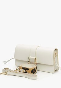Witte leren clutch met een rechthoekige vorm, gouden hardware en een afneembare band met een luipaardprint ontwerp.