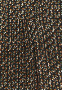 Černá tkanina s květinovým vzorem, který obsahuje akcenty v oranžové, bílé a modrozelené barvě. Lehká, jemná textura s detailním skládáním.