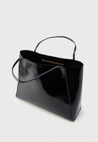 Fekete lakkbőr válltáska geometriai mintával, két fogantyúval és cipzáras belső zsebbel. Simább, fényes felület.